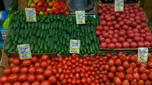Tomaten und Gurken in der Auslage eines Supermarkts
