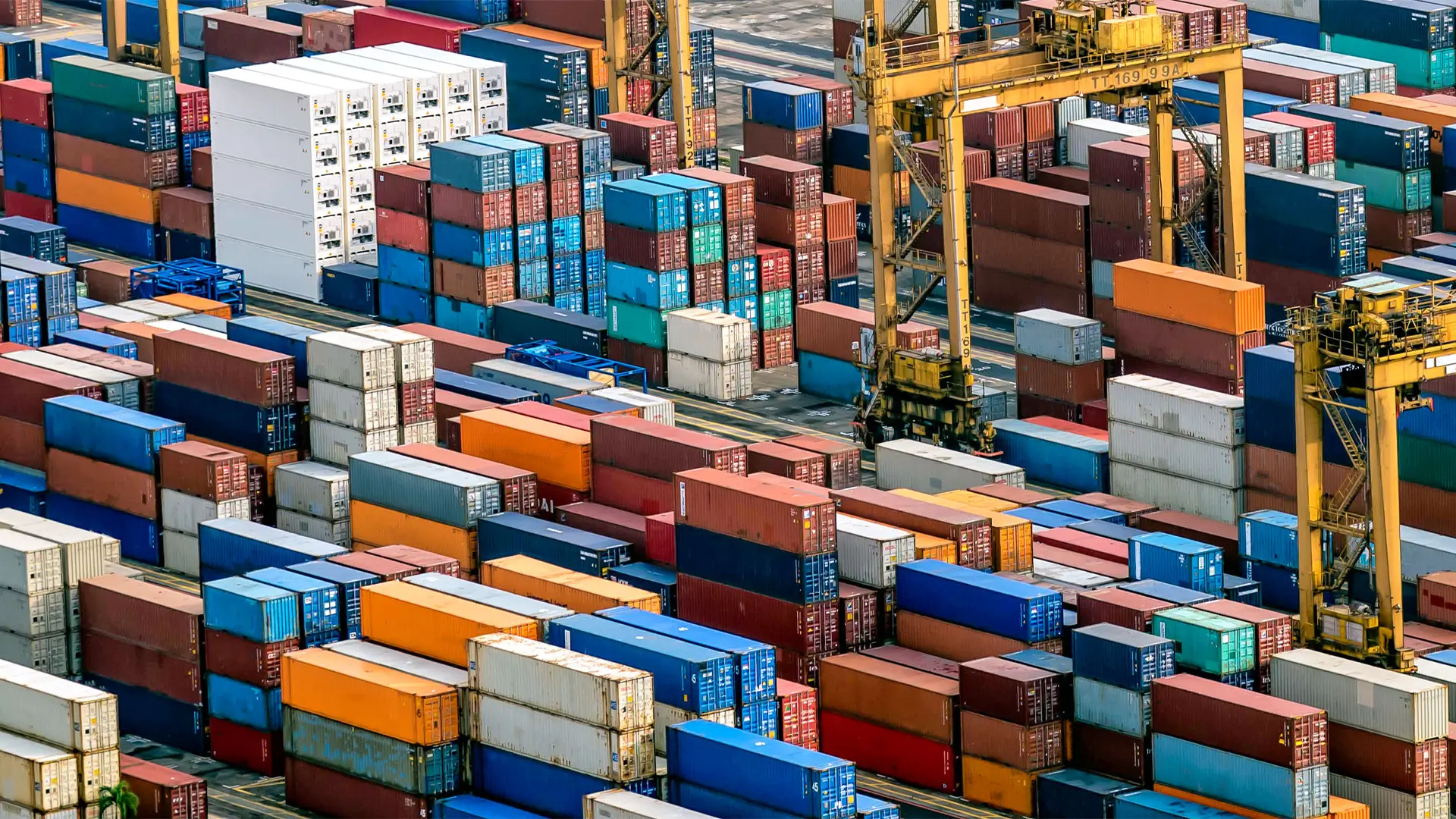Viele Container in einer Hafenanlage