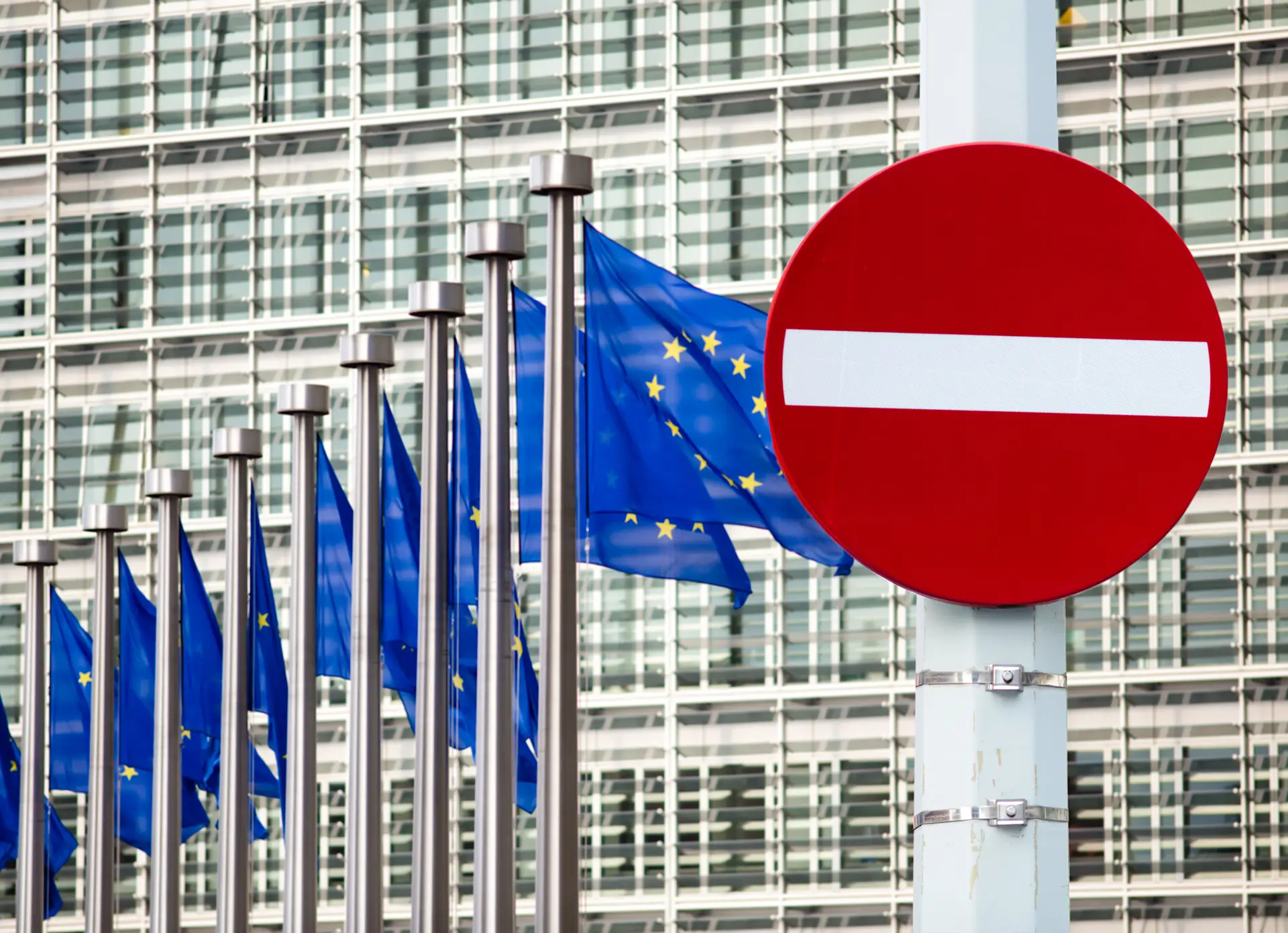 Stopschild vor EU Gebäude